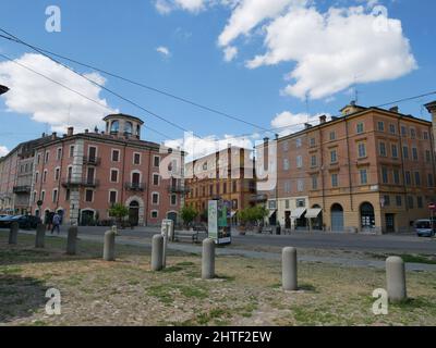 Nahaufnahme von bunten Gebäuden in Modena, Italien Stockfoto