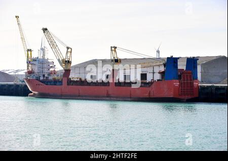 Das russische Frachtschiff Baltic Leader, das im Ärmelkanal festgehalten wird, wird am 26. Februar 2022 im Hafen von Boulogne-sur-Mer, Frankreich, vertäut. Frankreich hat ein unter russischer Flagge fahrtes Frachtschiff abgefangen und beschlagnahmt, das verdächtigt wird, die wegen der Invasion in der Ukraine verhängten Sanktionen zu verletzen. Das Schiff steutete mit einer Ladung neuer Autos von der nordwestlichen französischen Stadt Rouen nach St. Petersburg in Russland. Es findet im Kanalhafen von Boulogne statt. Russische staatliche Medien sagen, dass das Schiff sich im Besitz einer Tochtergesellschaft einer Bank befindet, die vor kurzem gegen die EU und die USA verhängt wurde. Foto von Christophe Forestier/ABACAPRESS Stockfoto