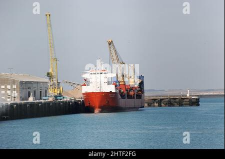 Das russische Frachtschiff Baltic Leader, das im Ärmelkanal festgehalten wird, wird am 26. Februar 2022 im Hafen von Boulogne-sur-Mer, Frankreich, vertäut. Frankreich hat ein unter russischer Flagge fahrtes Frachtschiff abgefangen und beschlagnahmt, das verdächtigt wird, die wegen der Invasion in der Ukraine verhängten Sanktionen zu verletzen. Das Schiff steutete mit einer Ladung neuer Autos von der nordwestlichen französischen Stadt Rouen nach St. Petersburg in Russland. Es findet im Kanalhafen von Boulogne statt. Russische staatliche Medien sagen, dass das Schiff sich im Besitz einer Tochtergesellschaft einer Bank befindet, die vor kurzem gegen die EU und die USA verhängt wurde. Foto von Christophe Forestier/ABACAPRESS Stockfoto