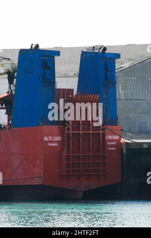 Das russische Frachtschiff Baltic Leader, das im Ärmelkanal festgehalten wird, wird am 26. Februar 2022 im Hafen von Boulogne-sur-Mer, Frankreich, vertäut. Frankreich hat ein unter russischer Flagge fahrtes Frachtschiff abgefangen und beschlagnahmt, das verdächtigt wird, die wegen der Invasion in der Ukraine verhängten Sanktionen zu verletzen. Das Schiff steutete mit einer Ladung neuer Autos von der nordwestlichen französischen Stadt Rouen nach St. Petersburg in Russland. Es findet im Kanalhafen von Boulogne statt. Russische staatliche Medien sagen, dass das Schiff sich im Besitz einer Tochtergesellschaft einer Bank befindet, die vor kurzem gegen die EU und die USA verhängt wurde. Foto von Christophe Forestier/ABACAPRESS Stockfoto