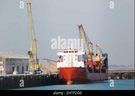 Das russische Frachtschiff Baltic Leader, das im Ärmelkanal festgehalten wird, wird am 26. Februar 2022 im Hafen von Boulogne-sur-Mer, Frankreich, vertäut. Frankreich hat ein unter russischer Flagge fahrtes Frachtschiff abgefangen und beschlagnahmt, das verdächtigt wird, die wegen der Invasion in der Ukraine verhängten Sanktionen zu verletzen. Das Schiff steutete mit einer Ladung neuer Autos von der nordwestlichen französischen Stadt Rouen nach St. Petersburg in Russland. Es findet im Kanalhafen von Boulogne statt. Russische staatliche Medien sagen, dass das Schiff sich im Besitz einer Tochtergesellschaft einer Bank befindet, die vor kurzem gegen die EU und die USA verhängt wurde. Foto von Christophe Forestier/ABACAPRESS Stockfoto