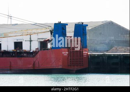 Das russische Frachtschiff Baltic Leader, das im Ärmelkanal festgehalten wird, wird am 26. Februar 2022 im Hafen von Boulogne-sur-Mer, Frankreich, vertäut. Frankreich hat ein unter russischer Flagge fahrtes Frachtschiff abgefangen und beschlagnahmt, das verdächtigt wird, die wegen der Invasion in der Ukraine verhängten Sanktionen zu verletzen. Das Schiff steutete mit einer Ladung neuer Autos von der nordwestlichen französischen Stadt Rouen nach St. Petersburg in Russland. Es findet im Kanalhafen von Boulogne statt. Russische staatliche Medien sagen, dass das Schiff sich im Besitz einer Tochtergesellschaft einer Bank befindet, die vor kurzem gegen die EU und die USA verhängt wurde. Foto von Christophe Forestier/ABACAPRESS Stockfoto