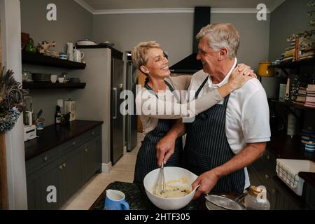 kaukasische liebevolle Senior-Paar Kochen in der Küche Stockfoto
