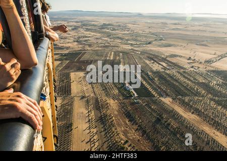 Touristen machen eine Ballonfahrt über die Felder Stockfoto