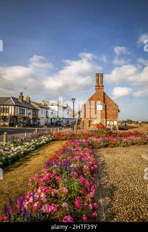 Blumenbeete von Aldeburgh Moot Hall Museum, Suffolk, England Stockfoto