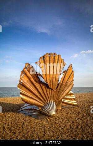 Die Scallop-Skulptur des lokalen Künstlers Maggi Hambling am Strand von Aldeburgh, Suffolk, England - Eine Hommage an den Komponisten Benjamin Britten Stockfoto
