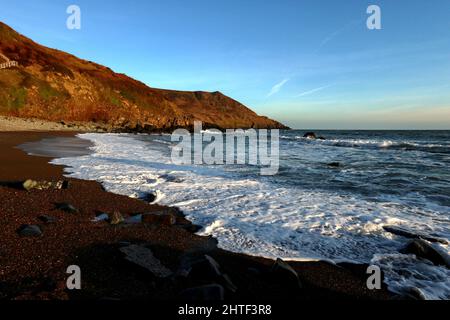 Die Abendsonne auf den Klippen am Porth Ysgo Strand. Stockfoto