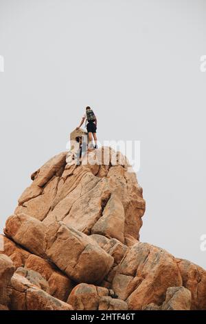 Reisende haben sich einer kleinen Hütte auf den Felsen, Frankreich, genähert Stockfoto