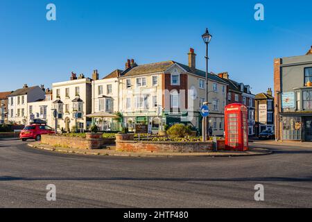 Die einzigartig platzierte K6-Telefonbox von Sir Gilbert Gilbert Scott an einem Kreisverkehr bei Deal Kent Stockfoto