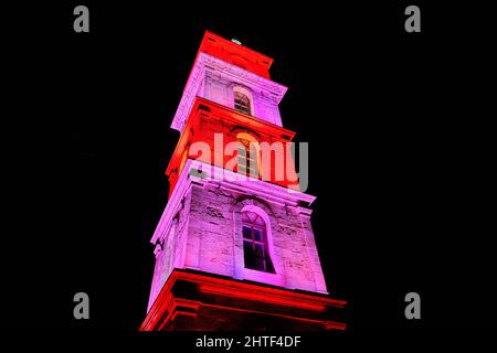 Nachtfoto von Bursa, osmanischer Uhrenturm in Bursa, Türkei, farbenfrohe Beleuchtung bei Nacht ist der lokale Name tophane saat kulesi. Stockfoto