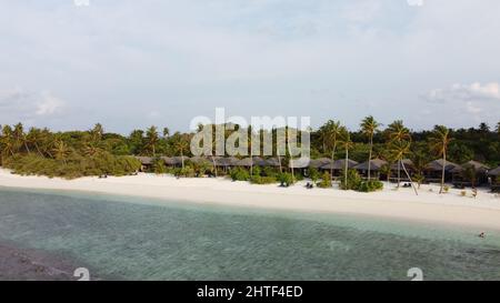 Schöner Sandstrand am Morgen Stockfoto