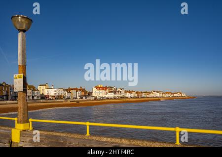 Die Strandpromenade mit Blick nach Osten vom Pier im Deal Kent an einem sonnigen Wintermorgen mit einem ruhigen Strand Stockfoto