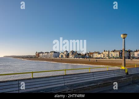 Die Strandpromenade mit Blick nach Westen vom Pier im Deal Kent an einem sonnigen Wintermorgen mit einem ruhigen Strand Stockfoto