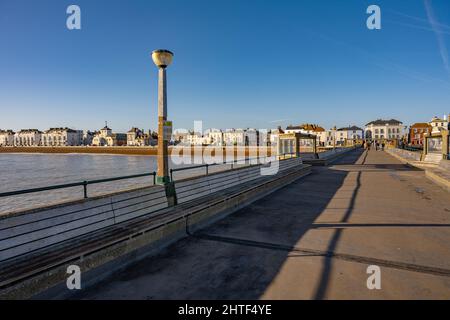 Die Strandpromenade mit Blick nach Westen vom Pier im Deal Kent an einem sonnigen Wintermorgen mit einem ruhigen Strand Stockfoto