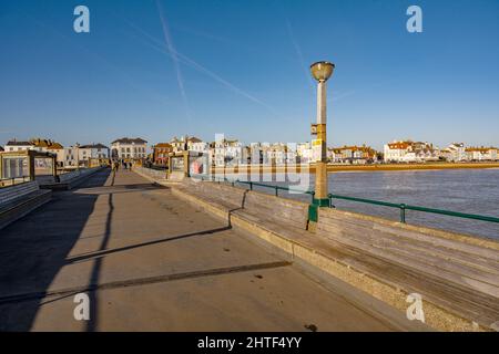 Die Strandpromenade mit Blick nach Osten vom Pier im Deal Kent an einem sonnigen Wintermorgen mit einem ruhigen Strand Stockfoto