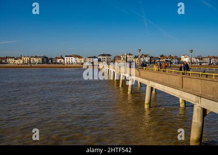 Die Strandpromenade mit Blick nach Westen vom Pier im Deal Kent an einem sonnigen Wintermorgen mit einem ruhigen Strand Stockfoto