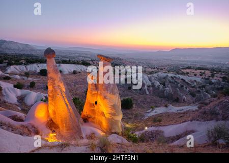 Geologisch geformte Felsen-Hoodoo und Feenkamine während des Sonnenuntergangs am frühen Morgen und lokaler Name ist uc guzeller Gegend Stockfoto