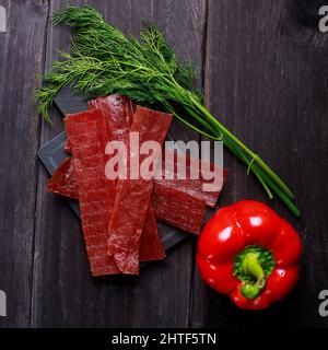 Snacks auf dunklem Holztisch. Draufsicht Stockfoto