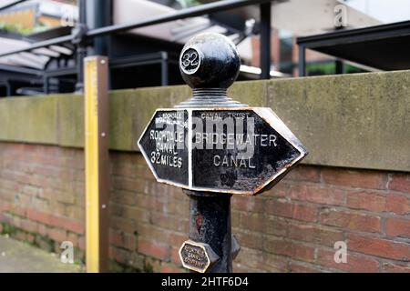 Bridgewater Canal & Rochdale Canal Wegweiser aus Gusseisen auf dem Kanalabfahrtsweg Manchester UK Stockfoto