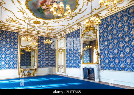 Französischer Rokoko-Revival-Salon in Blau und Gold im Wrest House, Wrest Park, Bedfordshire, Großbritannien Stockfoto