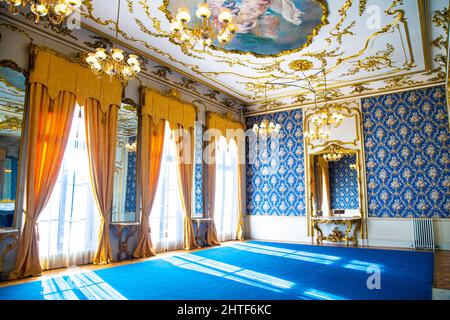 Französischer Rokoko-Revival-Salon in Blau und Gold im Wrest House, Wrest Park, Bedfordshire, Großbritannien Stockfoto