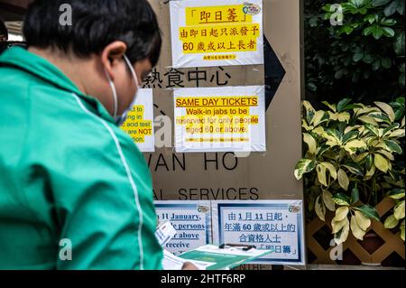 Hongkong, China. 28.. Februar 2022. Es wird ein Zeichen gesehen, das zeigt, dass die Impfung von Personen über 60 Jahren vor einem Impfzentrum in Sai Wan Ho Priorität hat. Die Regierung Hongkongs hat kürzlich Maßnahmen zur sozialen Distanzierung ausgeweitet und viele Unternehmen wie Fitnessstudios, Salons, Bars und Spas gezwungen, für weitere zwei Monate zu schließen. Am Montag wurden mehr als 34.000 COVID-19-Fälle bestätigt, was die Gesamtzahl Hongkongs bei diesem jüngsten Ausbruch auf über 190.000 anbeläuft. Dutzende von Todesfällen wurden ebenfalls registriert, wobei die meisten nicht gegen die Krankheit geimpft wurden. Kredit: SOPA Images Limited/Alamy Live Nachrichten Stockfoto