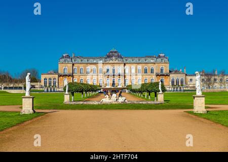 Blick auf den Brunnen, die formellen Gärten und das Wrest House im Wrest Park Gardens, Bedfordshire, Großbritannien Stockfoto