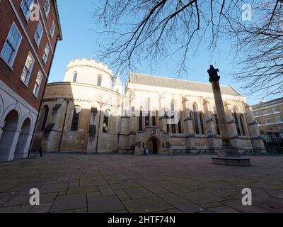 London, Greater London, England, Januar 05 2022: Seitenansicht mit Eingang der Temple Church, die von den Tempelrittern erbaut wurde. Stockfoto