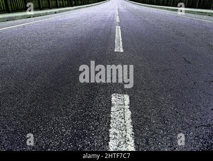 Nahaufnahme der Autobahnlinien aus der Perspektive. Stockfoto