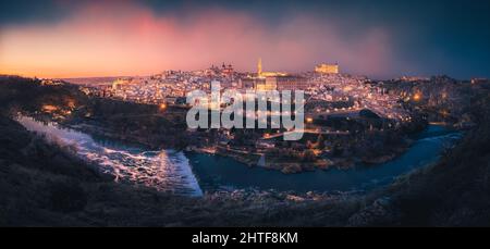 Panoramablick auf Toledo, Spanien, bei Sonnenuntergang Stockfoto