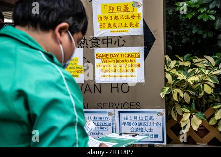 Es wird ein Zeichen gesehen, das zeigt, dass die Impfung von Personen über 60 Jahren vor einem Impfzentrum in Sai Wan Ho Priorität hat. Die Regierung Hongkongs hat kürzlich Maßnahmen zur sozialen Distanzierung ausgeweitet und viele Unternehmen wie Fitnessstudios, Salons, Bars und Spas gezwungen, für weitere zwei Monate zu schließen. Am Montag wurden mehr als 34.000 COVID-19-Fälle bestätigt, was die Gesamtzahl Hongkongs bei diesem jüngsten Ausbruch auf über 190.000 anbeläuft. Dutzende von Todesfällen wurden ebenfalls registriert, wobei die meisten nicht gegen die Krankheit geimpft wurden. (Foto von Ben Marans/SOPA Images/Sipa USA) Stockfoto