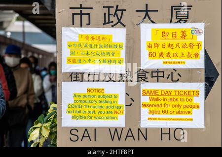 Anzeichen, die zeigen, dass die Impfung von Personen über 60 Jahren vor einem Impfzentrum in Sai Wan Ho Priorität hat. Die Regierung Hongkongs hat kürzlich Maßnahmen zur sozialen Distanzierung ausgeweitet und viele Unternehmen wie Fitnessstudios, Salons, Bars und Spas gezwungen, für weitere zwei Monate zu schließen. Am Montag wurden mehr als 34.000 COVID-19-Fälle bestätigt, was die Gesamtzahl Hongkongs bei diesem jüngsten Ausbruch auf über 190.000 anbeläuft. Dutzende von Todesfällen wurden ebenfalls registriert, wobei die meisten nicht gegen die Krankheit geimpft wurden. (Foto von Ben Marans/SOPA Images/Sipa USA) Stockfoto
