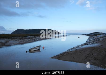 Januar 2022 - ruhiger Morgen mit ein paar Booten am Strand bei bergauf, in der Nähe von Weston super Mare, in North Somerset, England Stockfoto