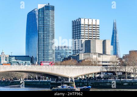 Blick auf die Flusslandschaft vom Victoria Embankment über die Themse zur Waterloo Bridge und den modernen Londoner Wolkenkratzern dahinter. Stockfoto