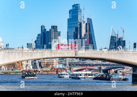 Blick auf die Flusslandschaft vom Victoria Embankment über die Themse zur Waterloo Bridge und den modernen Londoner Wolkenkratzern dahinter. Stockfoto