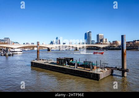 Blick auf die Flusslandschaft vom Victoria Embankment über die Themse zur Waterloo Bridge und den modernen Londoner Wolkenkratzern dahinter. Stockfoto