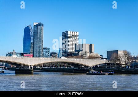 Blick auf die Flusslandschaft vom Victoria Embankment über die Themse zur Waterloo Bridge und den modernen Londoner Wolkenkratzern dahinter. Stockfoto