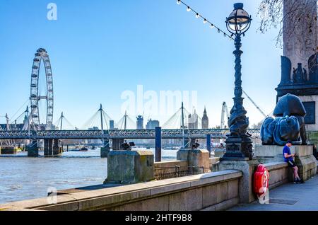 Blick über die Themse in London vom Victoria Embankment auf die Golden Jubilee Bridges und das London Eye Stockfoto