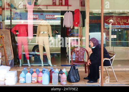 Eine Aufnahme des alten Souks-Marktes in Saida, Libanon, Februar 28 2022. Der Konflikt zwischen Russland und der Ukraine, der etwa 60 % der libanesischen Weizenimporte ausmacht, könnte die Preise auf ein hohes Niveau bringen. Die Angst vor einer weiteren Erhöhung der Lebensmittelpreise beunruhigt den krisengeschüttelte Libanon, wo viele Grundnahrungsmittel bereits für Millionen Menschen außer Reichweite sind. Einige Einkäufer begannen, sich frühzeitig mit Brot und Mehl einzukaufen, um höhere Preise zu vermeiden. Der libanesische Wirtschaftsminister Amin Salam sagte auf einer Pressekonferenz am 25. Februar, dass das Land alternative Versorgungsoptionen prüfen werde. (Foto von Elisa Gestri/Sipa USA) Stockfoto