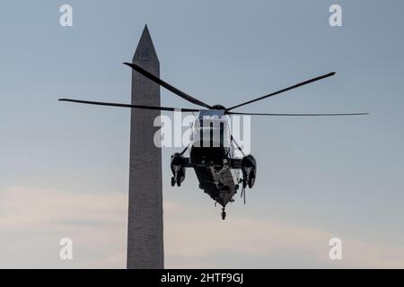 Washington, DC, USA. 28.. Februar 2022. 28. Februar 2022 - Washington, DC, USA: Präsident JOE BIDEN kehrt über Marine One ins Weiße Haus zurück. (Bild: © Michael Brochstein/ZUMA Press Wire) Stockfoto