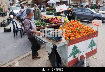 Eine Aufnahme des alten Souks-Marktes in Saida, Libanon, Februar 28 2022. Der Konflikt zwischen Russland und der Ukraine, der etwa 60 % der libanesischen Weizenimporte ausmacht, könnte die Preise auf ein hohes Niveau bringen. Die Angst vor einer weiteren Erhöhung der Lebensmittelpreise beunruhigt den krisengeschüttelte Libanon, wo viele Grundnahrungsmittel bereits für Millionen Menschen außer Reichweite sind. Einige Einkäufer begannen, sich frühzeitig mit Brot und Mehl einzukaufen, um höhere Preise zu vermeiden. Der libanesische Wirtschaftsminister Amin Salam sagte auf einer Pressekonferenz am 25. Februar, dass das Land alternative Versorgungsoptionen prüfen werde. (Foto von Elisa Gestri/Sipa USA) Stockfoto