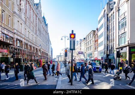Menschen, die die Straße auf dem Strand in der City of Westminster, London, Großbritannien überqueren. Stockfoto