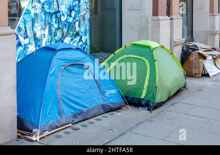 Zelte von Obdachlosen schlugen auf dem Bürgersteig in der Southampton Street in Convent Garden, London, Großbritannien, auf Stockfoto