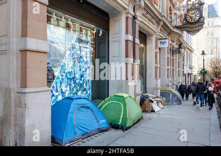 Zelte von Obdachlosen schlugen auf dem Bürgersteig in der Southampton Street in Convent Garden, London, Großbritannien, auf Stockfoto