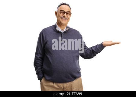 Lächelnder reifer Mann mit isolierter Hand auf weißem Hintergrund Stockfoto