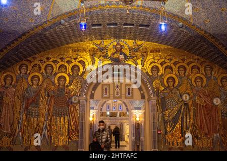 Region Moskau, Russland. 26.. Februar 2022 Innenansicht der Kathedrale zur Auferstehung Christi, der wichtigsten orthodoxen Kathedrale im Dienste der russischen Streitkräfte, Eingekreist von der Gedenkstätte „Straße der Erinnerung“ im Patriot Military Park und gedenkt des 75.. Jahrestages des Sieges der sowjetischen Roten Armee über Nazi-Deutschland im Großen Vaterländischen Krieg von 1941–1945 Stockfoto