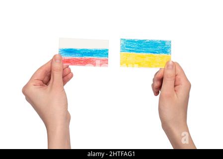 Krieg beenden. Ukraine-Flagge, Russland-Flagge in weiblichen Händen isoliert auf weißem Hintergrund. Stockfoto