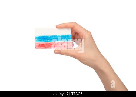 Krieg beenden. Russische Flagge in weiblichen Händen isoliert auf weißem Hintergrund. Stockfoto