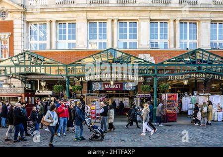 Eine geschäftige Szene, die den Eingang in die Jubilee Market Hall in Covent Garden, London, Großbritannien, zeigt Stockfoto