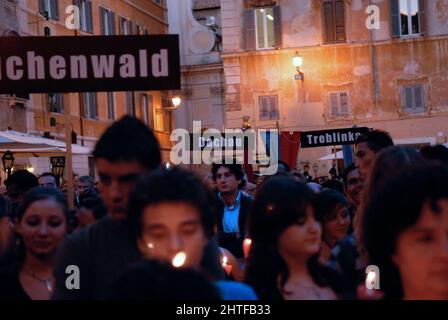 Rom, Italien 12/10/2008: Kerzenlichtmahnwache, organisiert von der Gemeinde Sant'Egidio zur Erinnerung an die Deportation des jüdischen Ghettos. ©Andrea Sabbadini Stockfoto